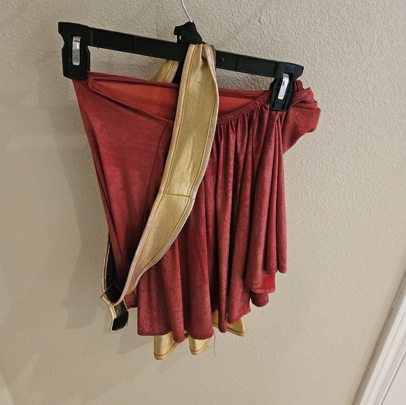 Superhero costume for holloween in Medium. Comes with boot covers, belt, skirt - Picture 5 of 7